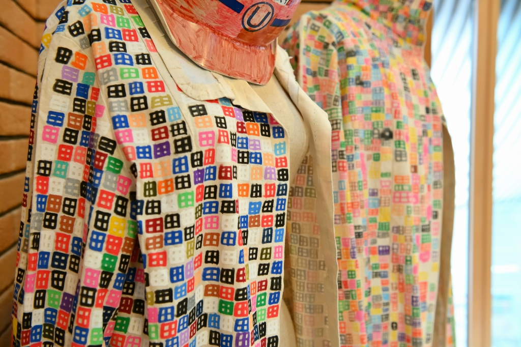 カラフルな洋服の画像