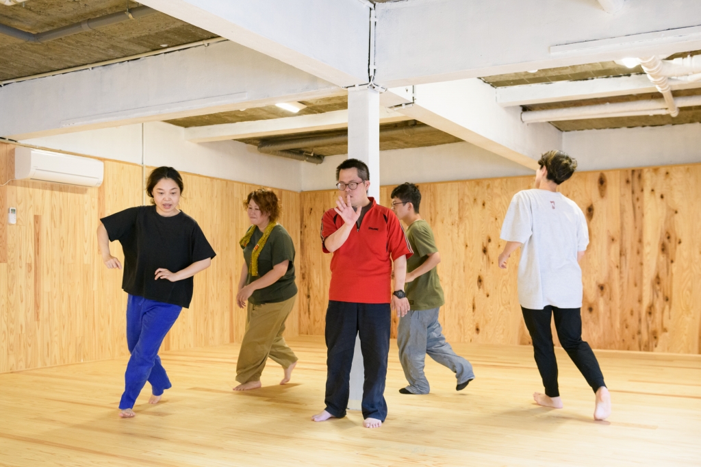 複数人でダンスを踊っている画像